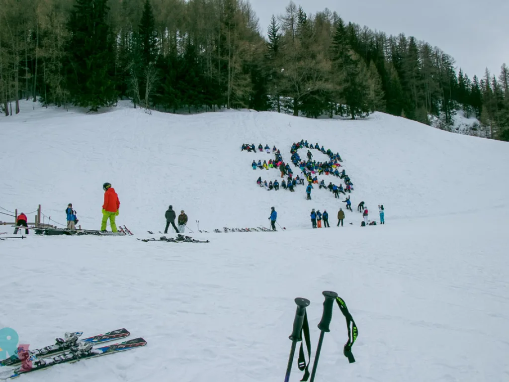 Blick über die Piste auf die aus Personen gelegte Zahl 38.